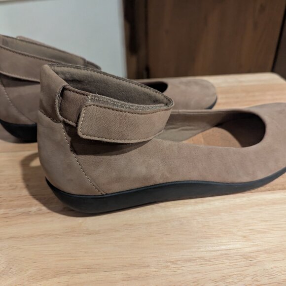 Clarks Women's Tan Leather Ballet Flats with Ankle Strap-Size 8.5 M - Picture 9 of 9